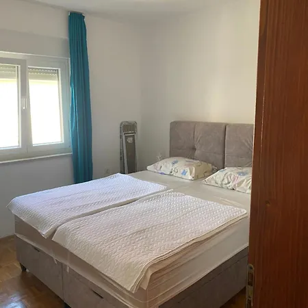 בית הארחה Apartments Zara